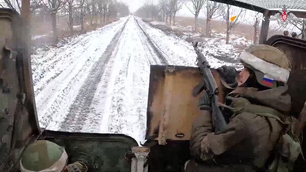 Rus askerlerinin Ukrayna ordusunun önemli bir mevzii için verdikleri mücadele böyle görüntülendi - Sputnik Türkiye
