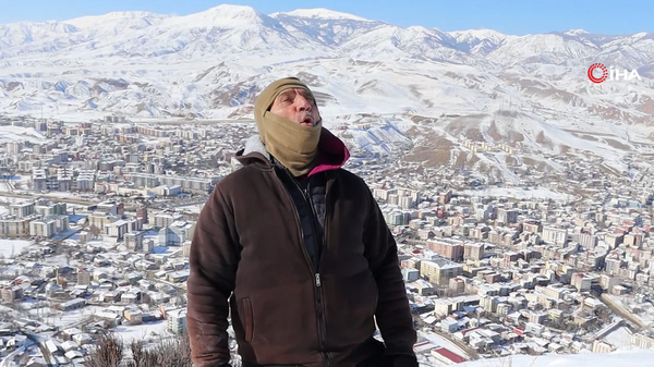 700 metre yükseklikteki dağa koşarak tırmandı ve uludu - Sputnik Türkiye