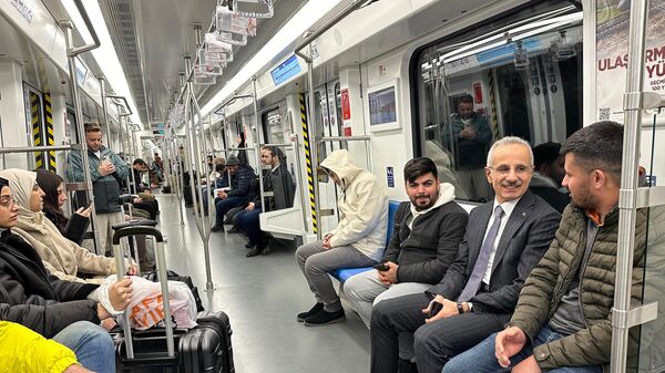 Bakan Uraloğlu, İstanbul Havalimanı'na Gayrettepe-Kağıthane metrosuyla gitti - Sputnik Türkiye