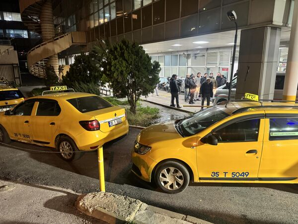 Gaziemir ilçesinde taksi şoförü 44 yaşındaki Oğuz Erge&#x27;nin aracında silahla vurulup hayatını kaybetmesinin ardından taksiciler, İzmir Atatürk Eğitim ve Araştırma Hastanesi&#x27;nde bir araya geldi. - Sputnik Türkiye