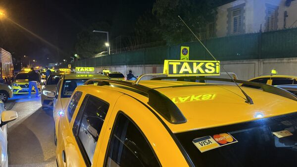 İzmir'de taksiciler öldürülen meslektaşları için konvoy oluşturdu - Sputnik Türkiye