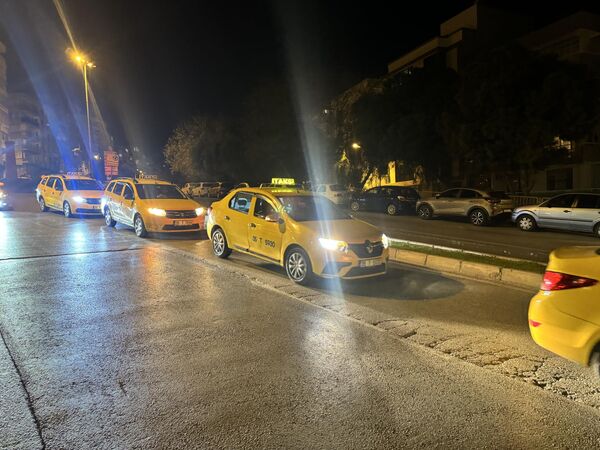 Taksiciler de cenaze nakil aracının arkasından konvoy oluşturup yol boyunca korna çalarak olayı protesto etti. - Sputnik Türkiye
