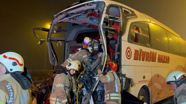 Kuzey Marmara Otoyolunda trafik kazasında 1’i ağır 19 kişi yaralandı - Sputnik Türkiye