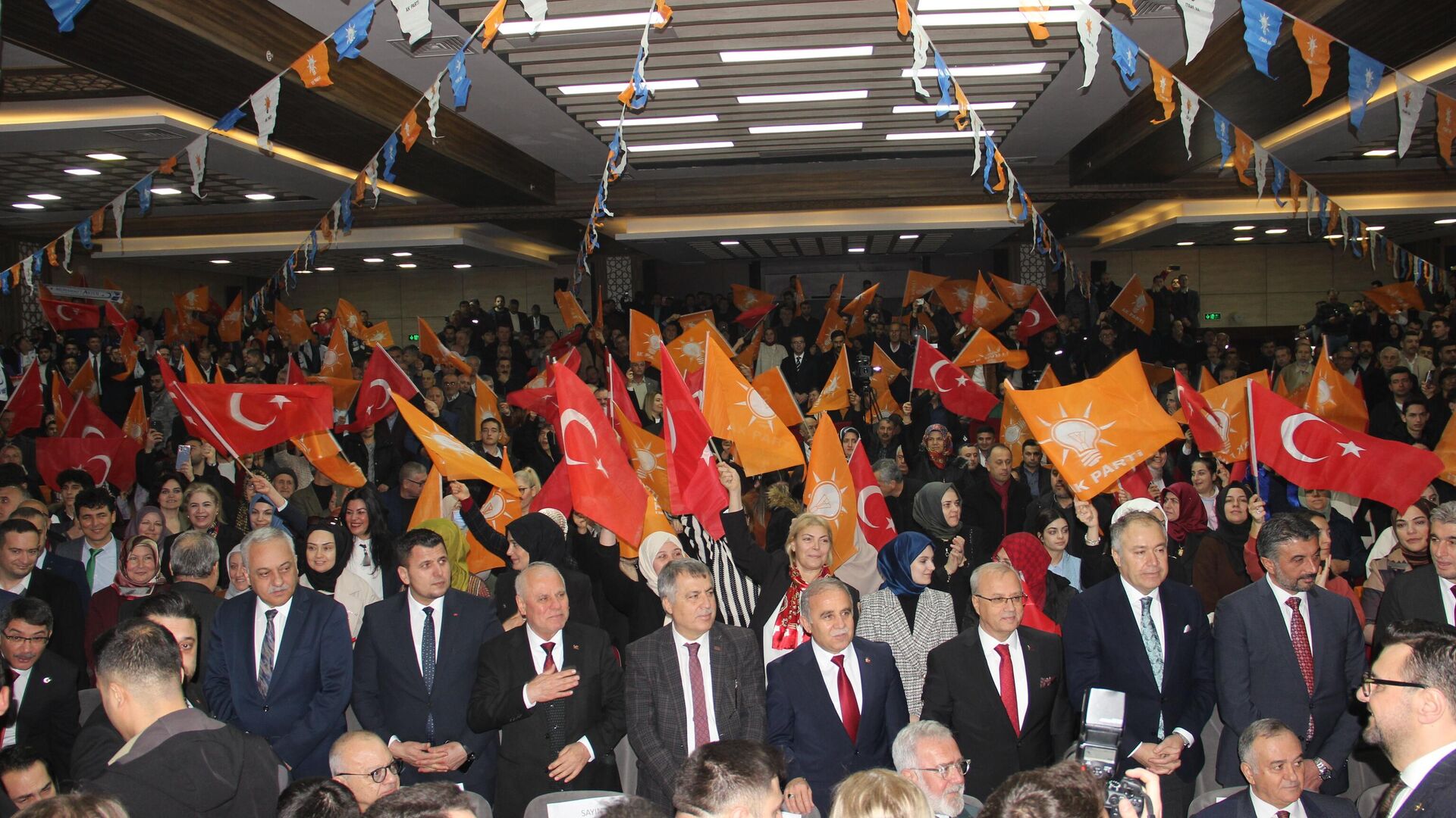 Manisa'da AK Parti İl Teşkilatı tarafından belediye başkan adaylarının tanıtımı yapıldı. Tanıtımda AK Parti'nin 11 ilçe belediye başkan adayı ile MHP'nin 6 ilçe ve Büyükşehir Belediye Başkan adayları salonu dolduran coşkulu kalabalık tarafından uzun süre alkışlandı. - Sputnik Türkiye, 1920, 10.02.2024