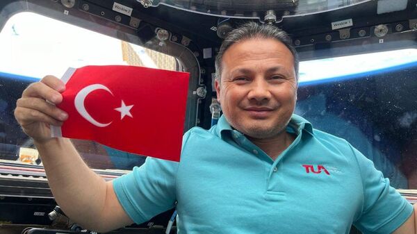 Türkiye'nin ilk astronotu Alper Gezeravcı, sosyal medya hesabı üzerinden dünyaya dönüşü hakkında paylaşımda bulundu. - Sputnik Türkiye