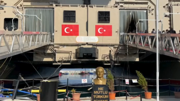 Hatay İskenderun'da bulunan gemide yer alan Anadolu Lisesi - Sputnik Türkiye