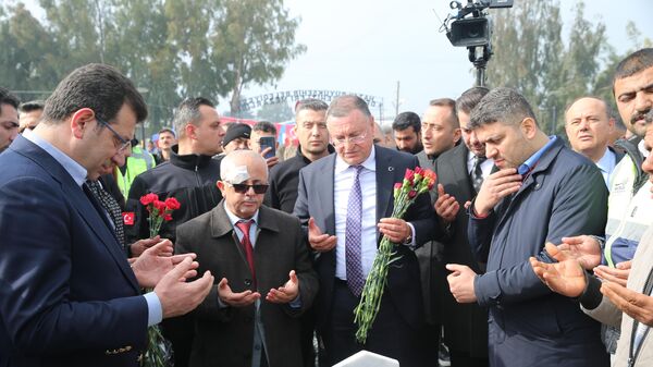  İstanbul Büyükşehir Belediye Başkanı Ekrem İmamoğlu ve Hatay Büyükşehir Belediye Başkanı Lütfü Savaş da deprem mezarlığını ziyaret etti.  - Sputnik Türkiye