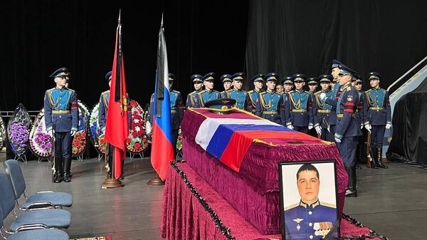 Ukrayna ordusunun füze saldırısı sonucu Belgorod’da düşen İl-76 nakliye uçağı pilotlarının cenaze töreni, doğdukları Orenburg şehrinde yapılıyor. 
 - Sputnik Türkiye