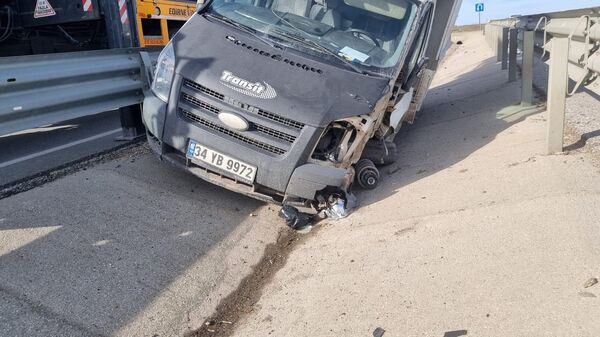 Edirne'de alkollü sürücünün kullandığı kamyonet, yanlışlıkla girdiği iki bariyer arasında ilerlemesi sonucu su giderinin olduğu çukura düştü - Sputnik Türkiye