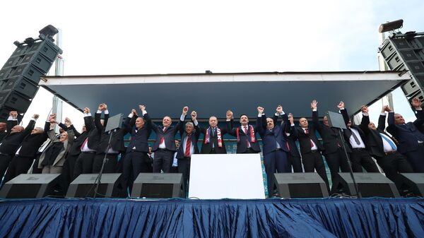 Cumhurbaşkanı Recep Tayyip Erdoğan, Zonguldak’ta AK Parti’nin ilçe belediye başkanlarının tanıtıldığı mitinge katıldı. - Sputnik Türkiye
