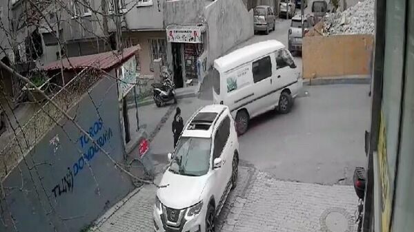 AK Parti Küçükçekmece Belediye Başkan Adayı Aziz Yeniay'ın seçim çalışmaları sırasında meydana gelen silahlı saldırının güvenlik kamerası görüntüleri  - Sputnik Türkiye