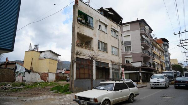 Apartmanın gerçek hali yanındaki bina yıkılınca ortaya çıktı: - Sputnik Türkiye