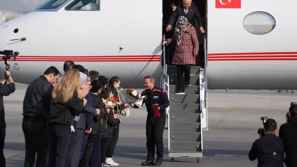 Uzay görevinden dönen ilk Türk astronot Alper Gezeravcı'yı taşıyan uçak Esenboğa Havalimanı'na indi. - Sputnik Türkiye
