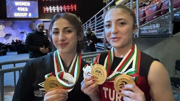 Bulgaristan'da düzenlenen Avrupa Halter Şampiyonası'nda kadınlar 45 kiloda 2 altın ve 1 gümüşle Avrupa şampiyonu olan Cansu Bektaş (sağda) ile 1 altın ve 1 gümüşle Avrupa ikincisi olan Gamze Altun - Sputnik Türkiye