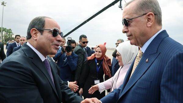 11 yıl sonra ilk: Cumhurbaşkanı Erdoğan, Mısır'da Sisi tarafından resmi törenle karşılandı - Sputnik Türkiye