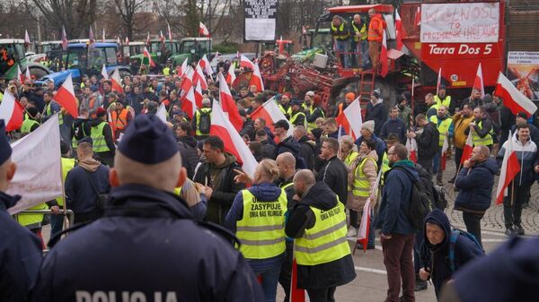 Polonya'da Avrupa Birliği'nin (AB) tarım politikalarına tepki gösteren çiftçiler, traktörleriyle Wroclaw kent merkezine girerek AB temsilciliğine yumurta fırlattı. - Sputnik Türkiye