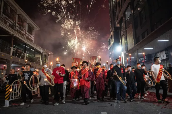 Meşale Festivali'nde köylüler,  ellerinde meşaleler ve havai fişeklerle sokaklara dökülüyor. ( John Ricky - Anadolu Ajansı ) - Sputnik Türkiye