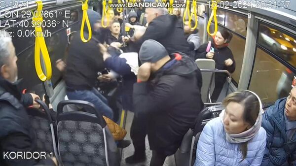 Otobüste yer isteyen kişi yumruklu saldırıya uğradı - Sputnik Türkiye