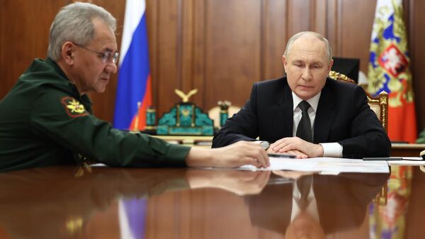 Rusya Devlet Başkanı Vladimir Putin - Rusya Savunma Bakanı Şoygu - Sputnik Türkiye