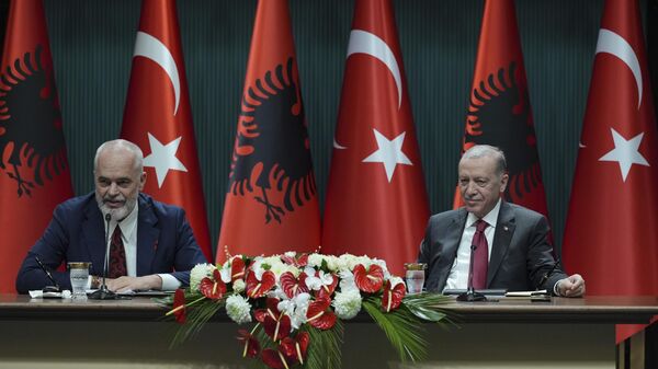 Cumhurbaşkanı Recep Tayyip Erdoğan, Türkiye'ye resmi ziyarette bulunan Arnavutluk Başbakanı Edi Rama ile baş başa görüştü. İki ülke heyetlerinin de bir araya gelmesinin ardından, Türkiye ile Arnavutluk arasında anlaşmalar imzalandı. İmza töreni sonrası Erdoğan ve Rama ortak basın toplantısı düzenledi.  - Sputnik Türkiye