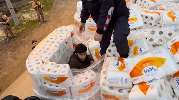 Tırda arama yapıldı: Kağıt havlu balyaları arasında 39 düzensiz göçmen yakalandı - Sputnik Türkiye
