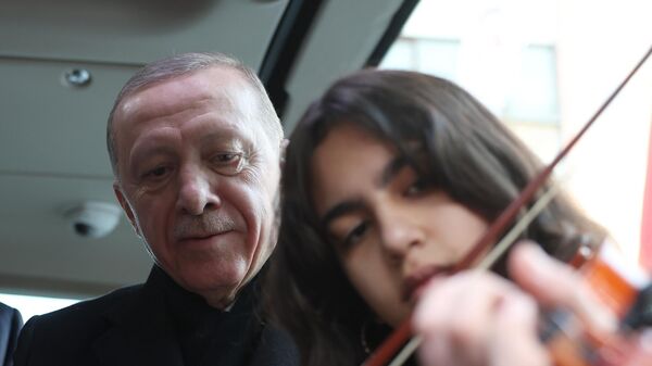 Cumhurbaşkanı Recep Tayyip Erdoğan, çeşitli programlara katılmak üzere geldiği Denizli'de seçim otobüsünde keman çalan genci dinledi.
 - Sputnik Türkiye