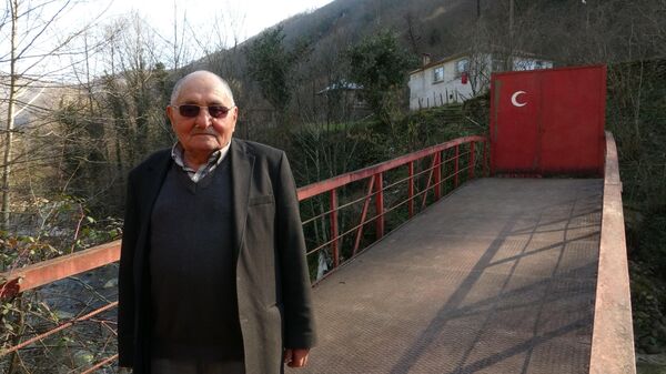 Köprüyü yaptırırken kimse destek vermeyince köprüye demir kapı yaptırıp kilit vurdu - Sputnik Türkiye