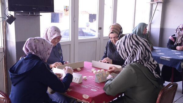Senede bir gün: Kadınlar kahveye gidiyor, erkeklerin sokağa çıkması yasaklanıyor - Sputnik Türkiye