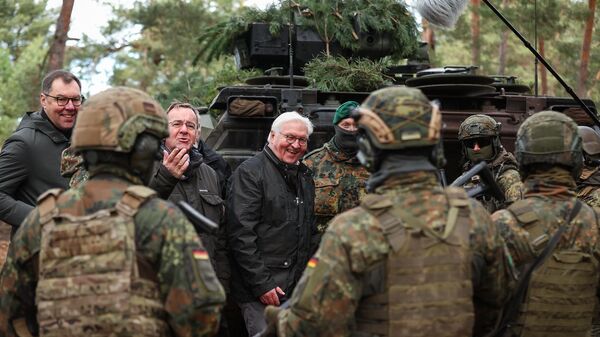 Almanya Savunma Bakanı, Alman ordu birlikleriyle - Sputnik Türkiye
