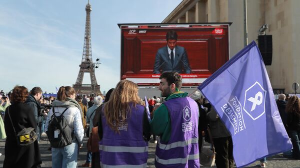 Fransa'da kürtaj hakkının anayasada yer almasına ilişkin tek maddelik yasa tasarısı görüşmesi Trocadero Meydanı'na kurulan dev ekrandan takip edildi. Kürtaj hakkının anayasada yer almasını talep eden göstericiler de meydanda bir araya geldi.
 - Sputnik Türkiye
