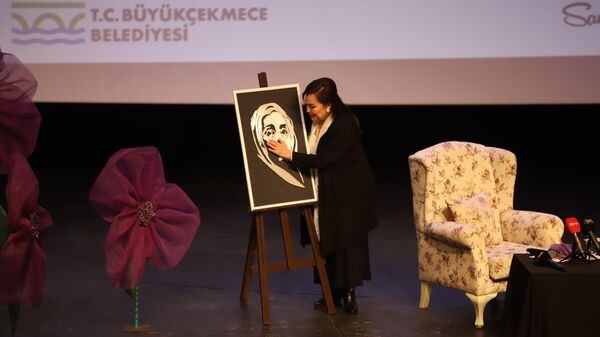 Büyükçekmece Belediyesi tarafından 8 Mart Dünya Kadınlar günü nedeniyle bir program düzenlendi. Programda konuşma yapan Yeşilçam Sultanı Türkan Şoray - Sputnik Türkiye