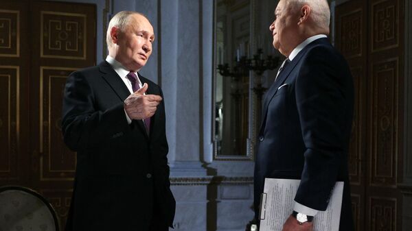 Rusya Devlet Başkanı Vladimir Putin, gazeteci Dmitriy Kiselev'e konuşuyor - Sputnik Türkiye