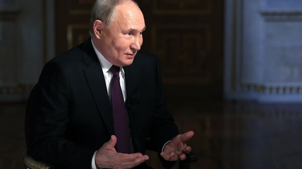 Rusya Devlet Başkanı Vladimir Putin, gazeteci Dmitriy Kiselev'e konuşuyor - Sputnik Türkiye