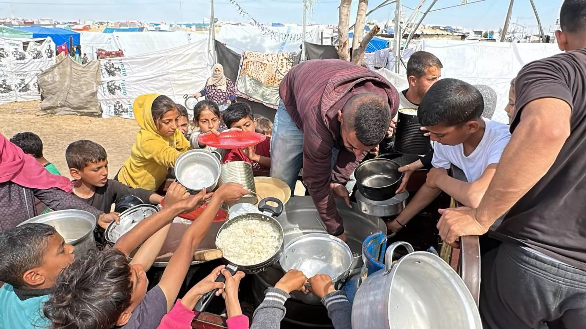 Refah’taki sığınmacılara yardım eden gönüllüler: Ramazan’da oruç tutanlara yemek dağıtıyoruz - Sputnik Türkiye, 1920, 21.03.2024