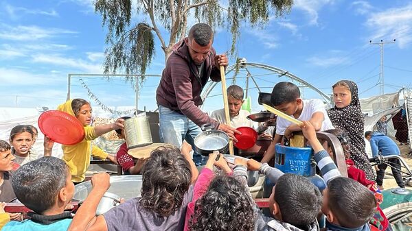 Refah’taki sığınmacılara yardım eden gönüllüler: Ramazan’da oruç tutanlara yemek dağıtıyoruz
 - Sputnik Türkiye