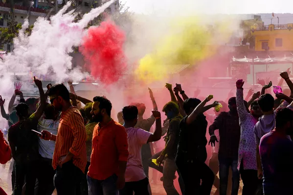 Festivale katılan insanlar birbirlerine toz boyalar atarak ve su sıkarak dans etti. - Sputnik Türkiye