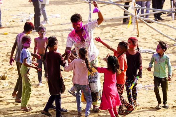 Holi Festivali, sevgi, dostluk ve barışın bir kutlamasıdır. - Sputnik Türkiye