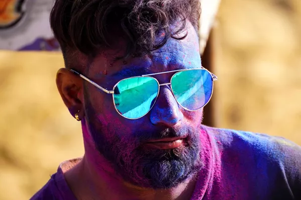 Festival sırasında insanlar müzik eşliğinde dans eder, şarkı söyler ve eğlenirler. - Sputnik Türkiye