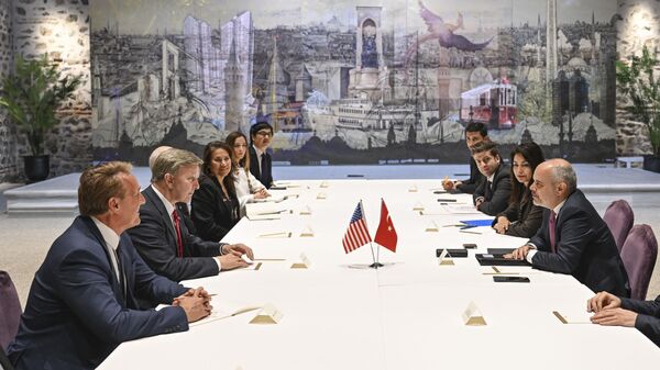 Cumhurbaşkanı Dış Politika ve Güvenlik Başdanışmanı Büyükelçi Akif Çağatay Kılıç (sağda), ABD Temsilciler Meclisi Silahlı Hizmetler Komitesi heyetiyle görüştü. Cumhurbaşkanlığı Dolmabahçe Çalışma Ofisi'nde yapılan görüşmeye ABD'nin Ankara Büyükelçisi Jeffry Flake (solda), ABD Temsilciler Meclisi Silahlı Hizmetler Komitesi Başkanı Mike Rogers (sol 2) katıldı. ( - Sputnik Türkiye