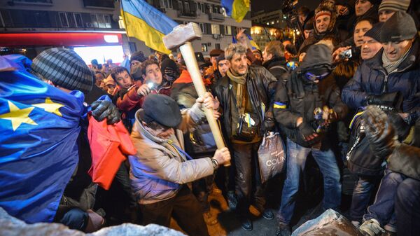 Kiev'de AB yanlıları, Lenin heykeline saldırdı - Sputnik Türkiye