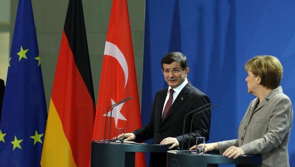 Türkiye Başbakanı Ahmet Davutoğlu ve Almanya Başbakanı Angela Merkel - Sputnik Türkiye