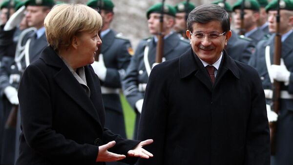 Türkiye Başbakanı Ahmet Davutoğlu ve Almanya Başbakanı Angela Merkel - Sputnik Türkiye