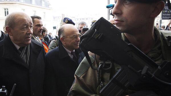 Fransa Savunma Bakanı Jean-Yves Le Drian ile İçişleri Bakanı Bernard Cazeneuve - Sputnik Türkiye