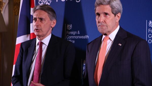 İngiltere Dışişleri Bakanı Philip Hammond  ile ABD Dışişleri Bakanı mevkidaşı John Kerry - Sputnik Türkiye