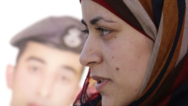 IŞİD'in yakarak öldürdüğü Ürdünlü pilot Muaz Kesasibe'nin eşi Enver el Tavarneh - Sputnik Türkiye