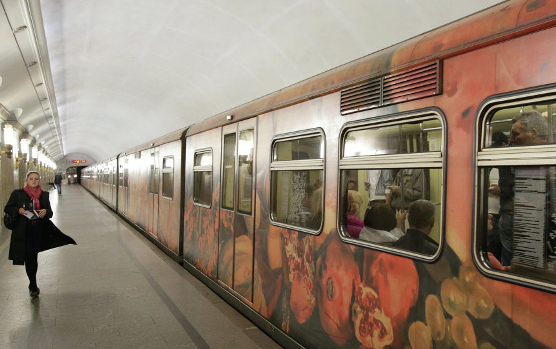 поезд акварель в метро