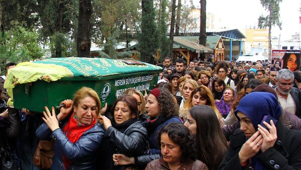Yakılarak öldürülen Özgecan'ın tabutunu kadınlar taşıdı - Sputnik Türkiye