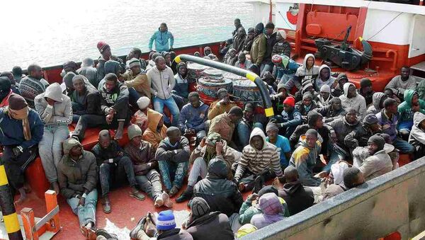 Akdeniz'de yakalanan kaçak göçmenler - Sputnik Türkiye
