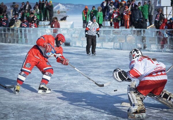 Baykal Gölü'nde düzenlenen 'Ulusal Hokey Ligi (NHL) Alanı Baykal' Festivali'nde Gece Hokey Ligi Yıldızları Takımı ile Dünya Yıldızları Takımı arasında yapılan Dostluk Maçında Gece Hokey Ligi Yıldızları Takımı oyuncusu Andrey Kovalenko (solda) - Sputnik Türkiye