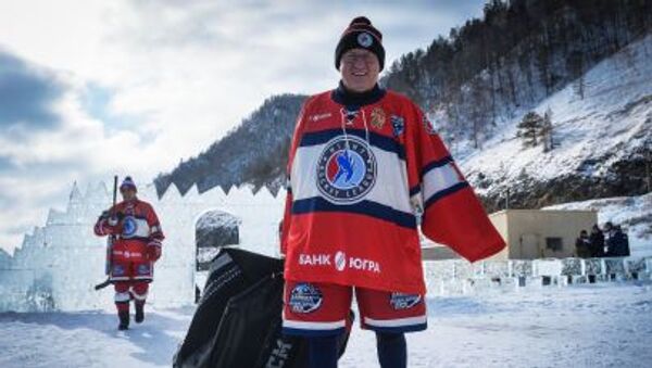 Baykal Gölü'nde düzenlenen 'Ulusal Hokey Ligi (NHL) Alanı Baykal' Festivali'ne katılan 'Gece Hokey Ligi Yıldızları' Takımı kaptanı Vladimir Mışkin - Sputnik Türkiye